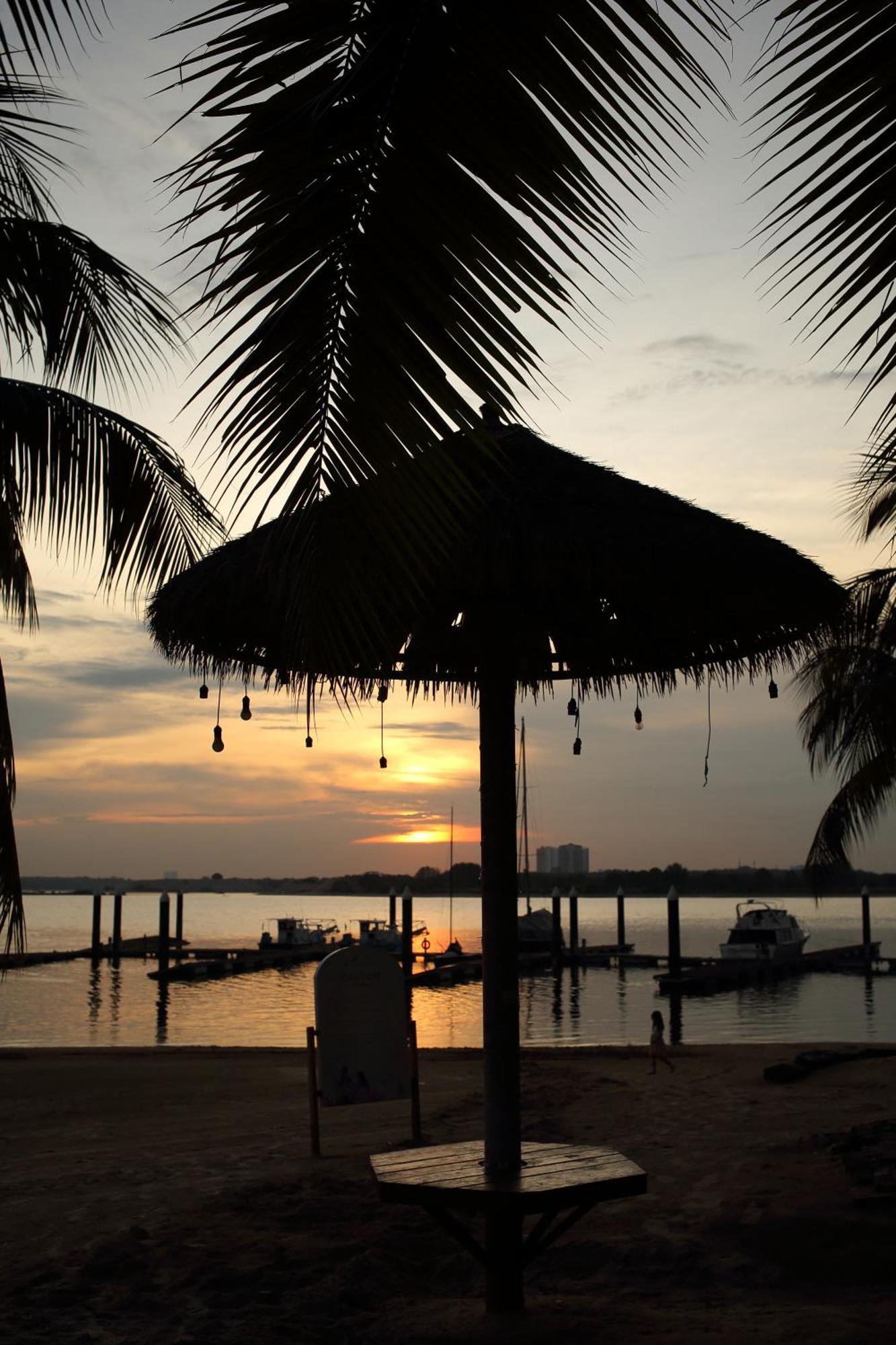 Kid-loving Poolside Haven - 2br - Netflix - Games Johor Bahru